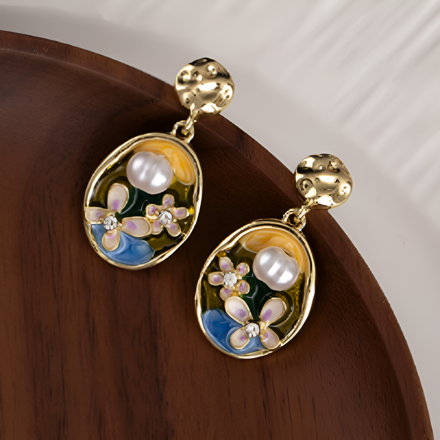 Pendientes vintage de piedras doradas azules y perlas