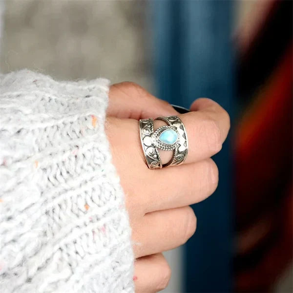 Anillo de aro calado con gota turquesa