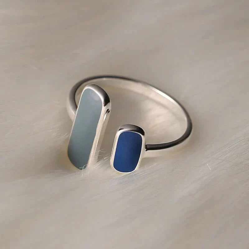 Anillo plateado con piedra azul vintage