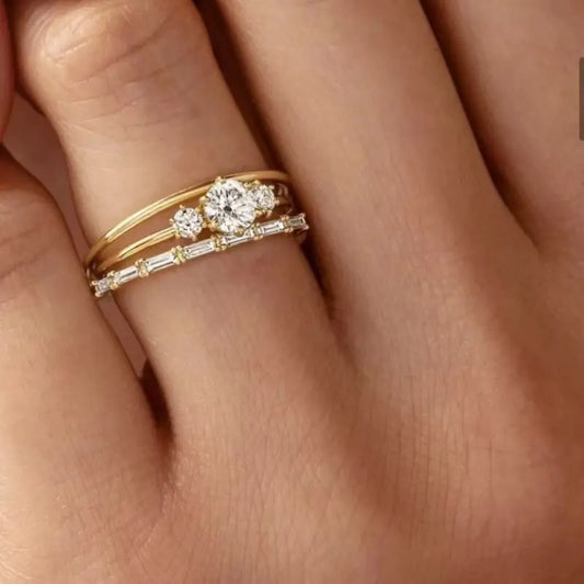 Anillo de capas doradas elegante