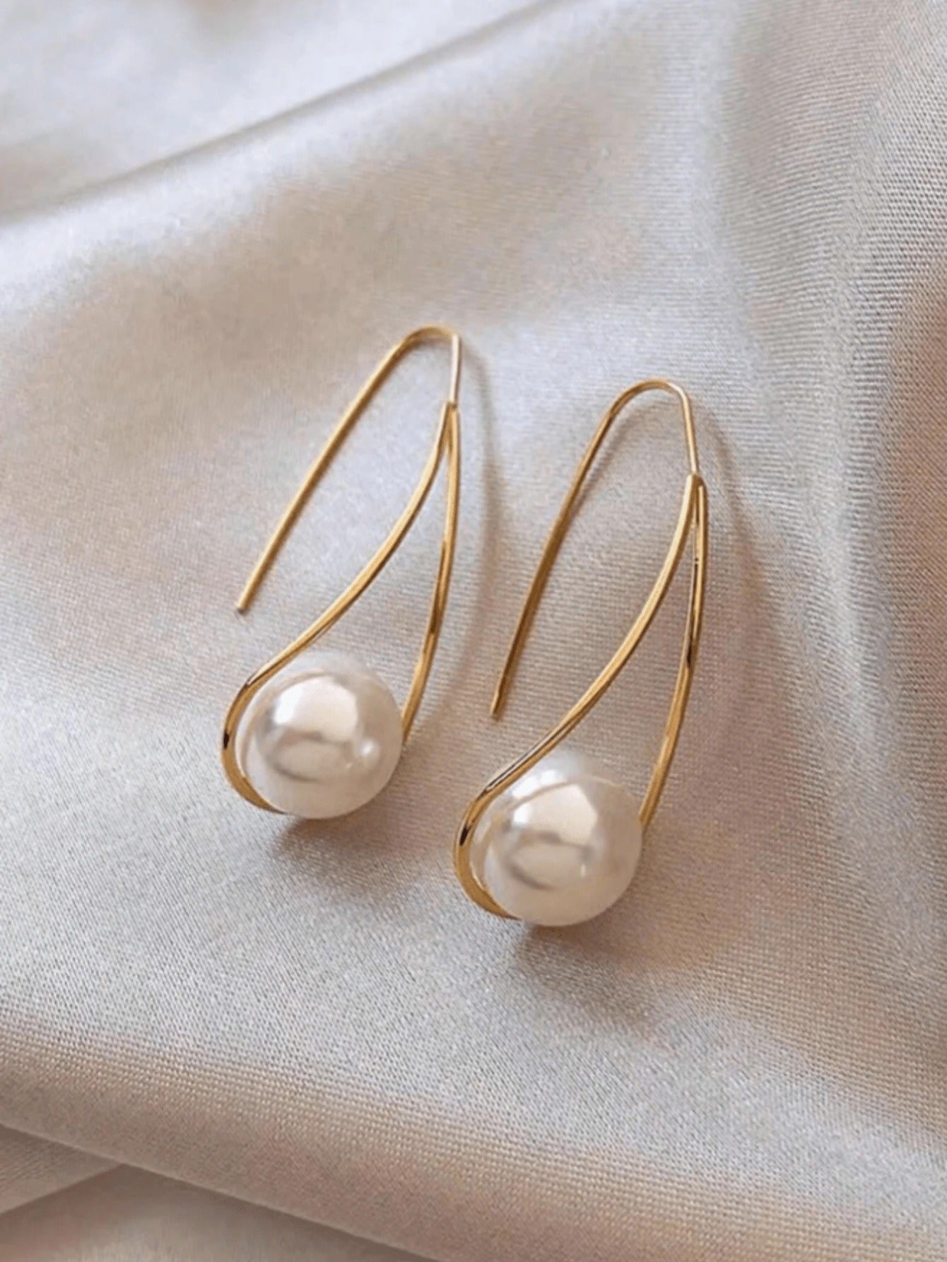 Pendientes elegantes de perlas colgantes