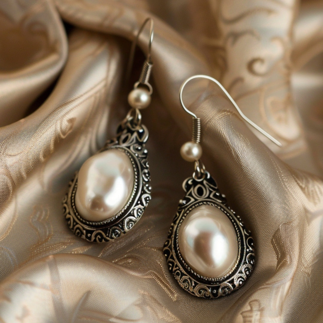 Aretes de perla con incrustaciones de plata en forma de gota de agua