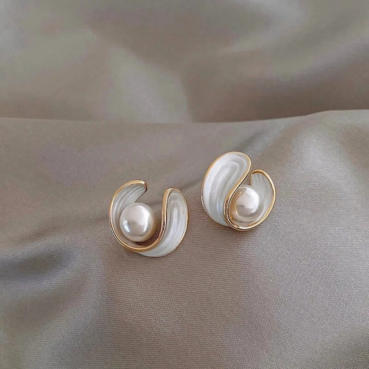 Aretes de ópalo blanco de lujo con perlas en oro