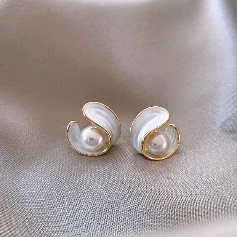 Aretes de ópalo blanco de lujo con perlas en oro