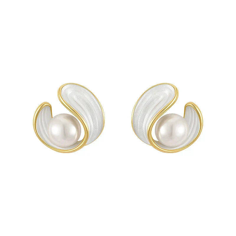 Aretes de ópalo blanco de lujo con perlas en oro