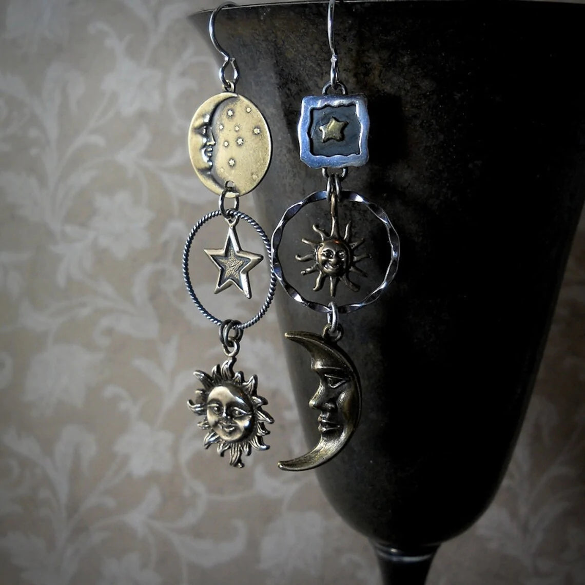 Pendientes con colgante de sol y luna