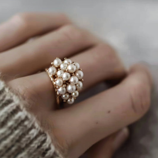 Anillo de oro con perlas incrustadas