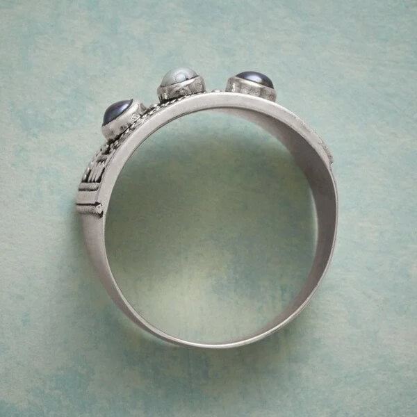 Anillo de Piedra de Perla Tallada con Diseño Geométrico de Tres Piedras