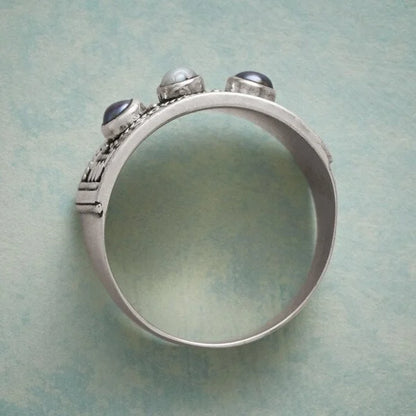 Anillo de Piedra de Perla Tallada con Diseño Geométrico de Tres Piedras