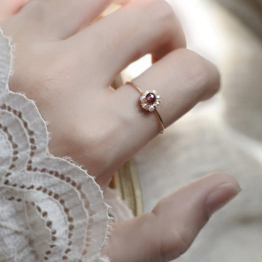 Anillo de cristal rojo con perlas vintage