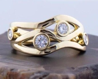 Anillo de espiral vintage con zirconia inlay en oro