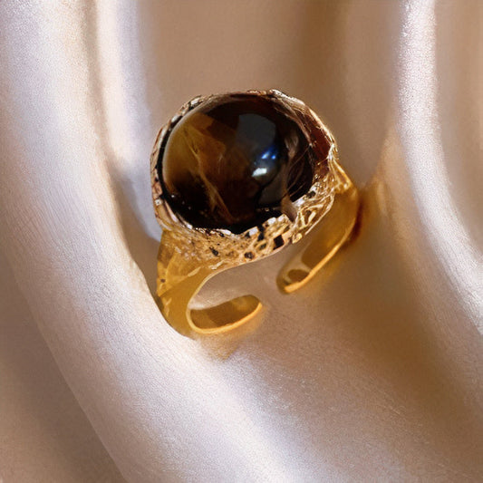Anillo de piedra oscura vintage dorado