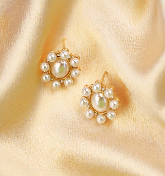 Pendientes de perla en forma de flor redondeada