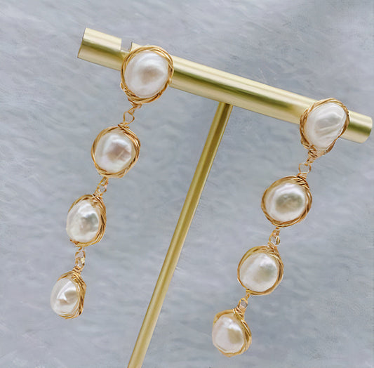 Pendientes Elegantes de Plata y Perlas con Enmarcado Dorado