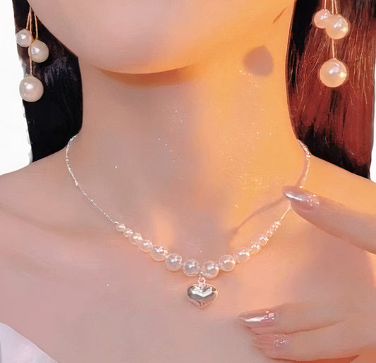 Collar de perlas con corazón dorado elegante