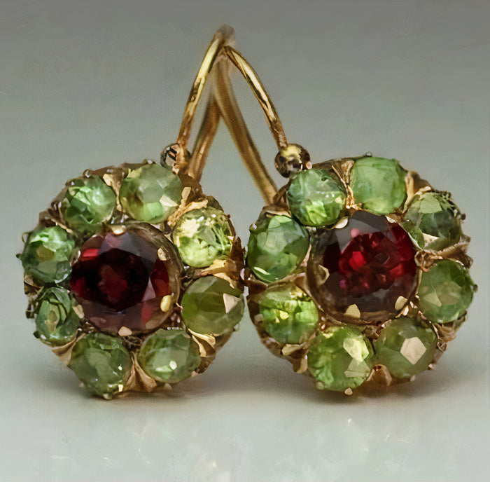 Pendientes vintage redondos con incrustaciones de piedras verdes