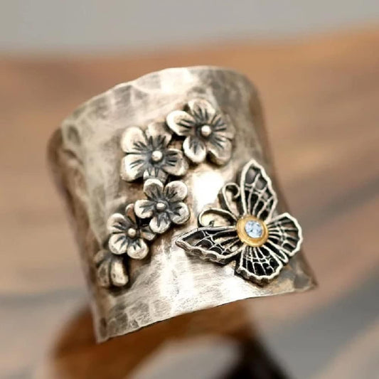 Anillo de plata antigua con flor plateada