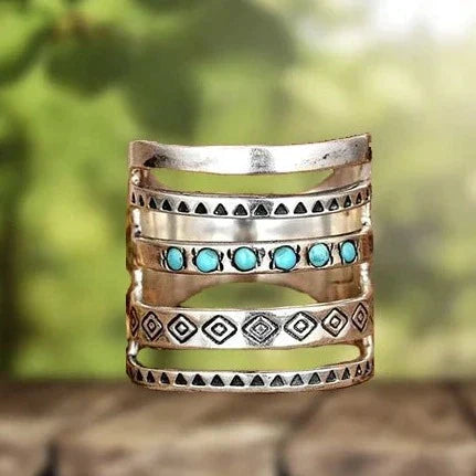 Anillo bohemio de turquesa calada y labrada