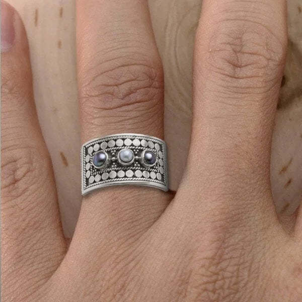 Anillo de Piedra de Perla Tallada con Diseño Geométrico de Tres Piedras