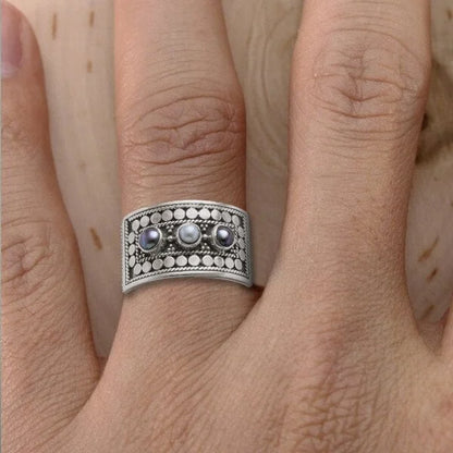 Anillo de Piedra de Perla Tallada con Diseño Geométrico de Tres Piedras