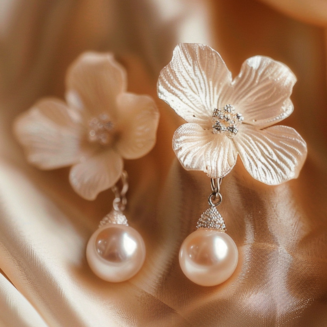 Pendientes de perla con pétalos blancos