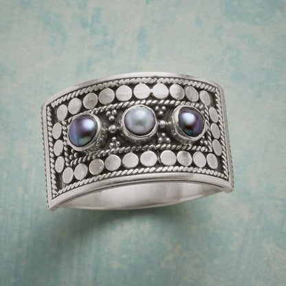 Anillo de Piedra de Perla Tallada con Diseño Geométrico de Tres Piedras