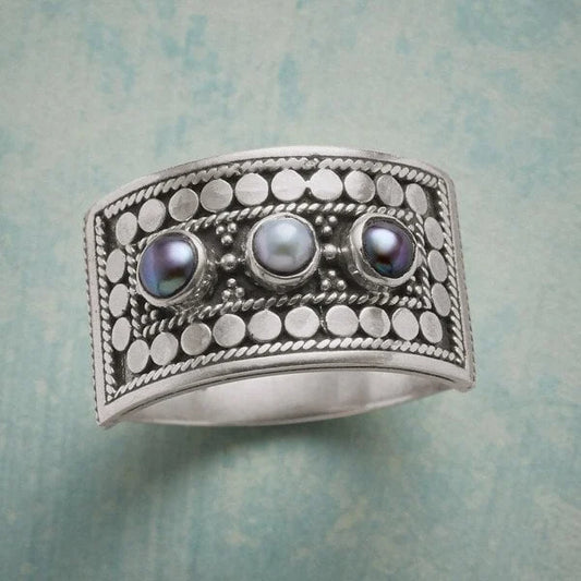 Anillo de Piedra de Perla Tallada con Diseño Geométrico de Tres Piedras