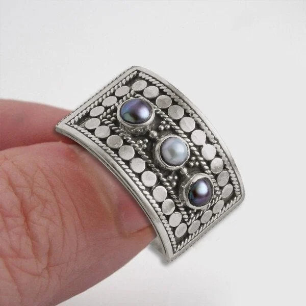 Anillo de Piedra de Perla Tallada con Diseño Geométrico de Tres Piedras