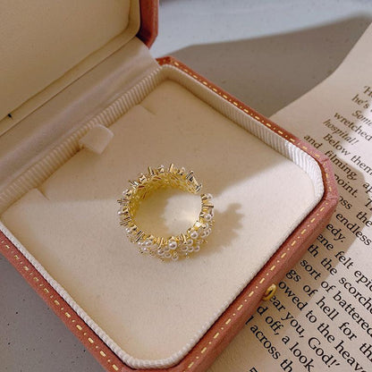 Anillo de perlas de lujo en oro