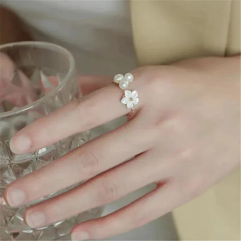 Anillo ajustable de perlas con flor en oro