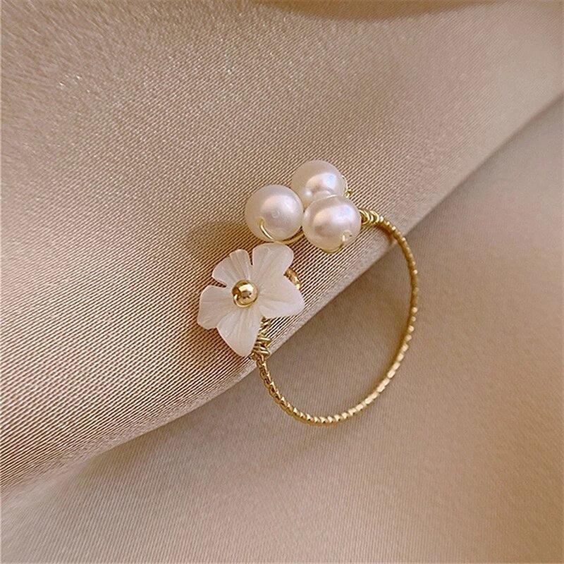 Anillo ajustable de perlas con flor en oro