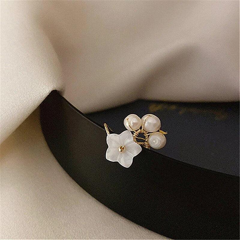 Anillo ajustable de perlas con flor en oro
