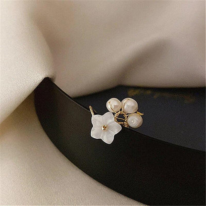 Anillo ajustable de perlas con flor en oro