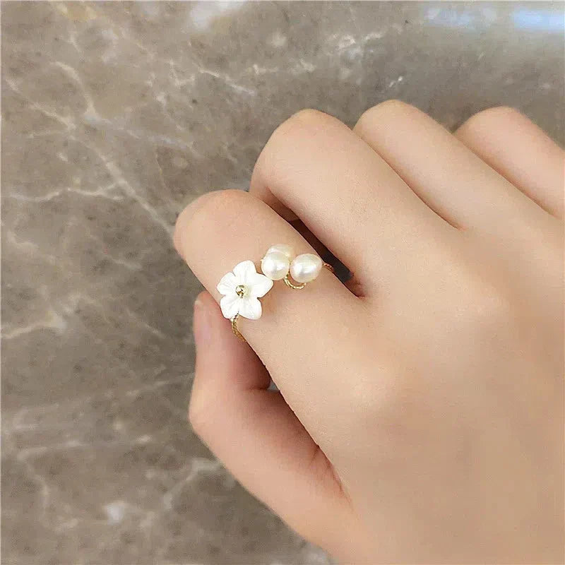 Anillo ajustable de perlas con flor en oro