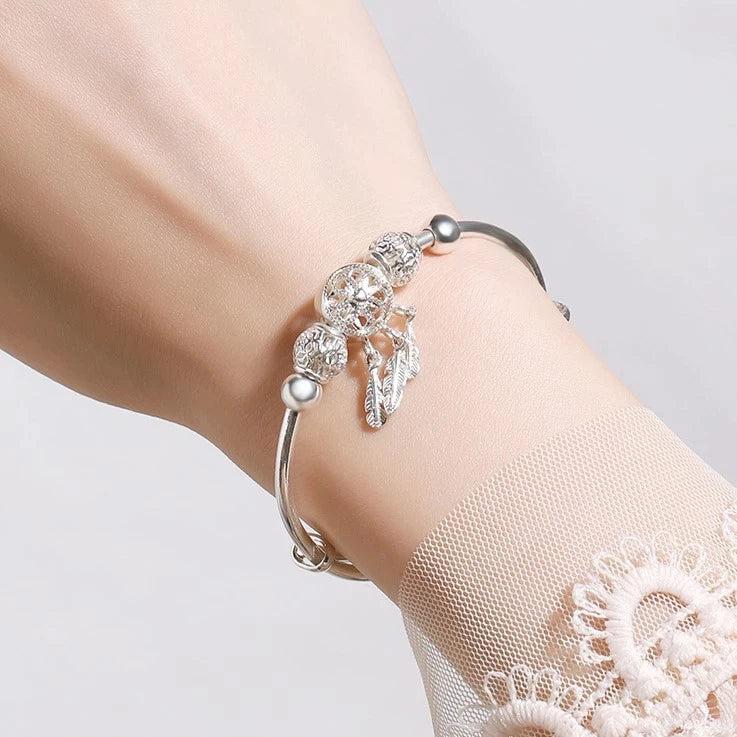 Pulsera ajustable con dijes de hoja triple fabricados en plata de ley 925