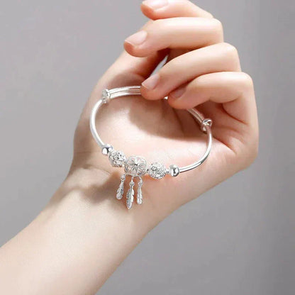 Pulsera ajustable con dijes de hoja triple fabricados en plata de ley 925