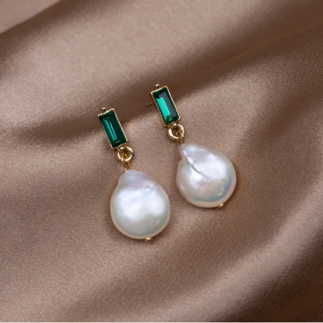 Pendientes de oro lujosos con perlas y zirconia verde