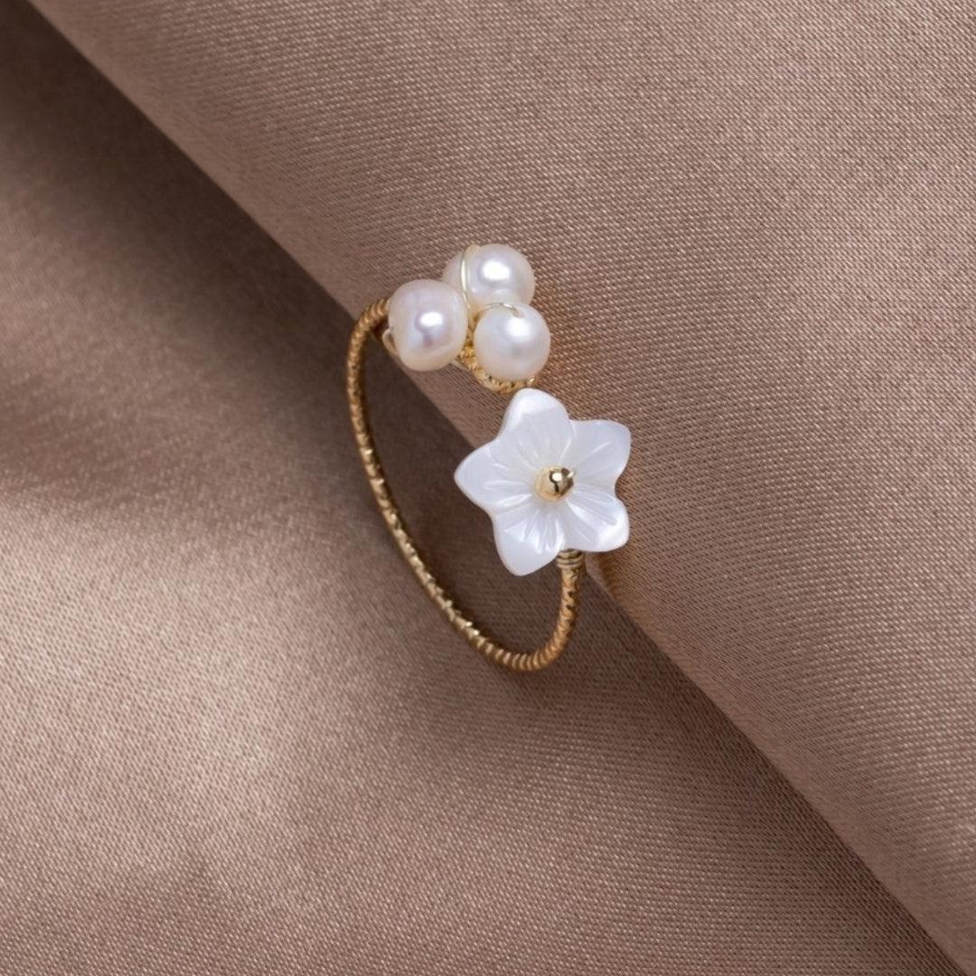 Anillo ajustable de perlas con flor en oro