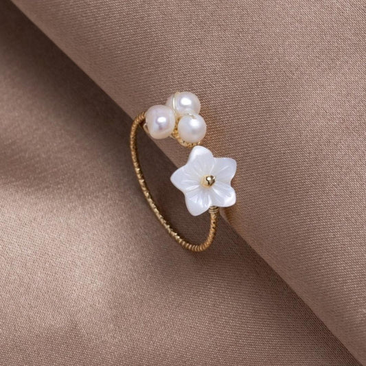 Anillo ajustable de perlas con flor en oro