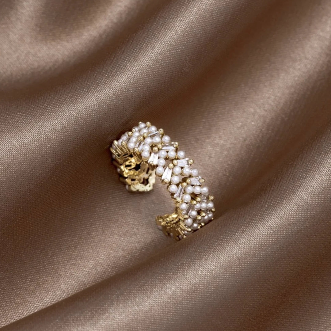 Anillo de perlas de lujo en oro