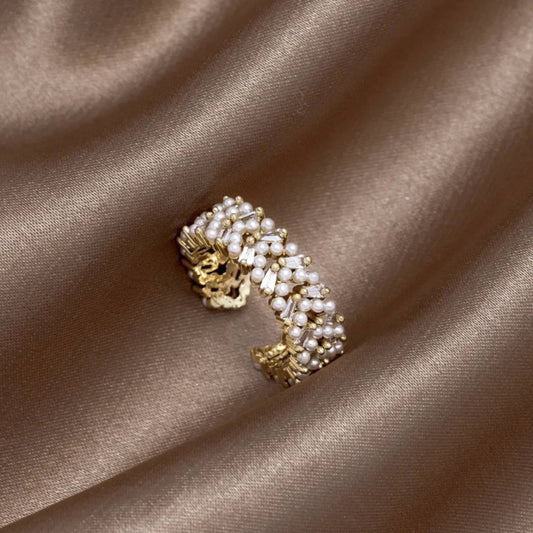 Anillo de perlas de lujo en oro