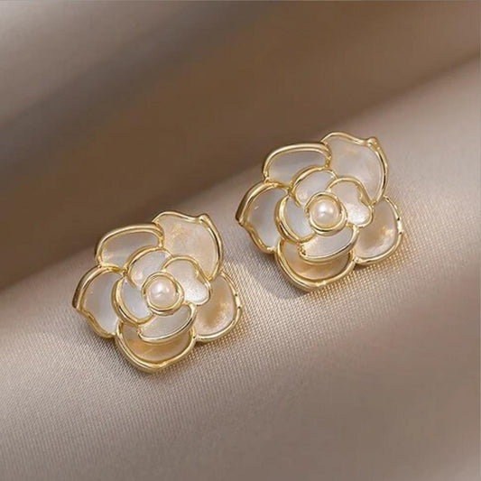 Pendientes elegantes de flor blanca con perlas