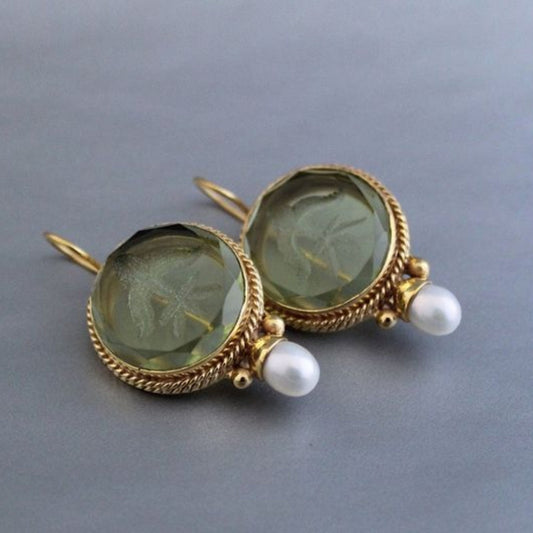 Pendientes de perlas y piedra verde redondeada de época