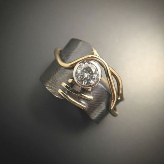 Anillo vintage plateado oscuro de circonia