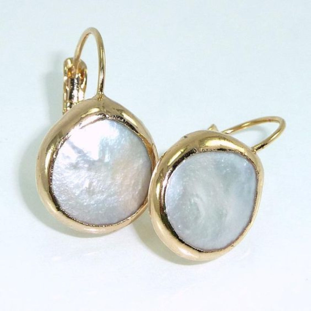 Aretes dorados de piedra blanca vintage