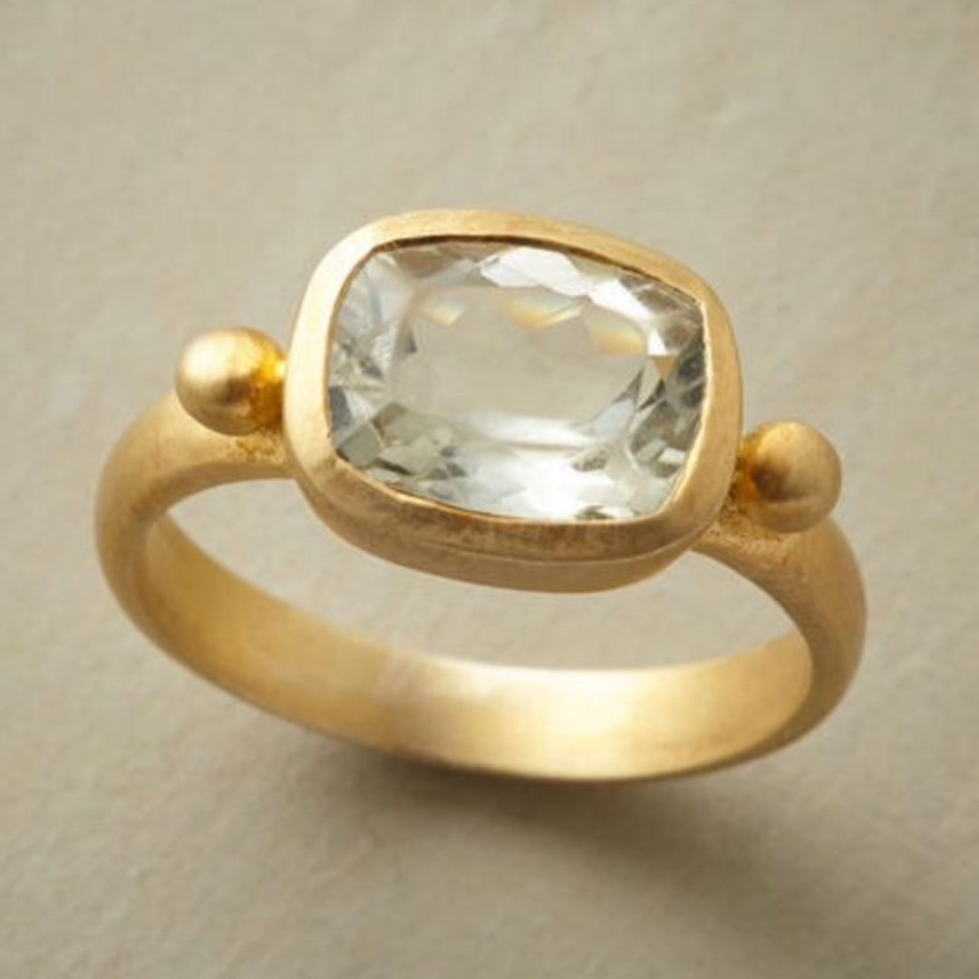 Anillo vintage de cristal blanco con acabado en oro