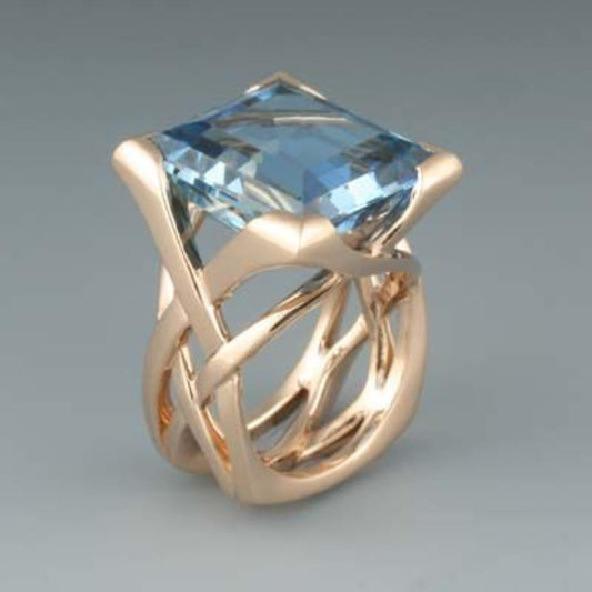 Anillo de oro rosa vintage con circonia azul