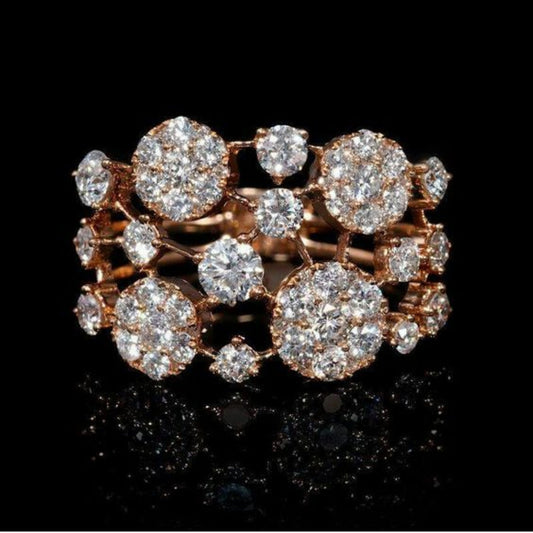 Anillo de oro rosa con incrustaciones vintage y piedras brillantes