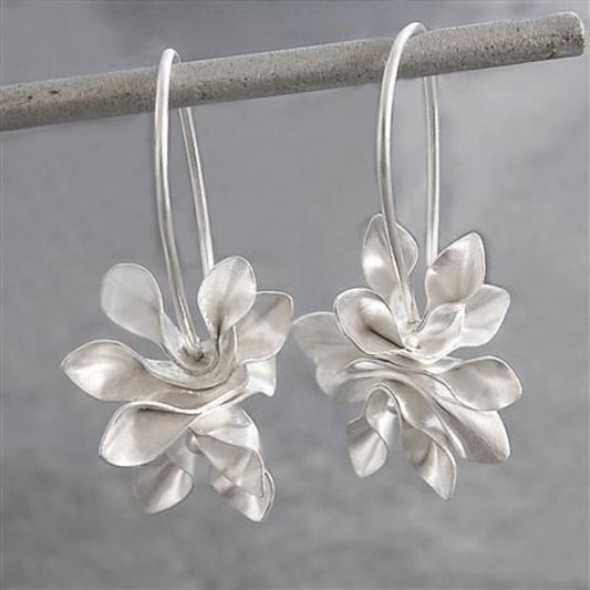 Pendientes de plata con diseño irregular y motivo floral vintage