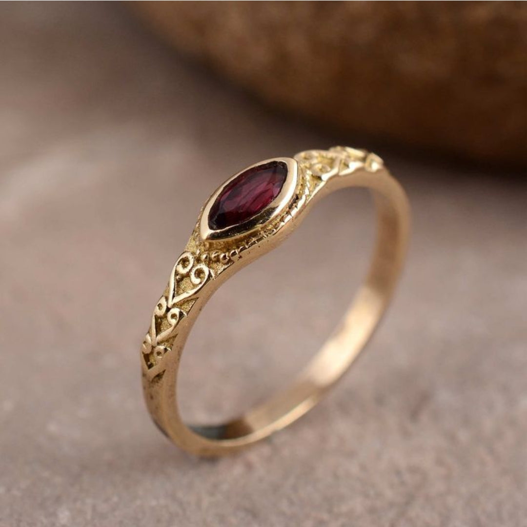 Anillo de oro con piedra incrustada vintage en rojo